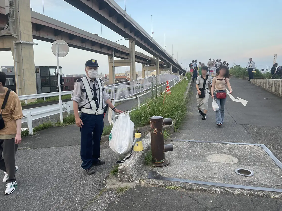 足立の花火　警備の様子